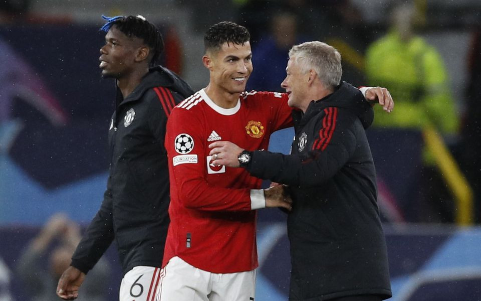 Cristiano Ronaldo ăn mừng sau trận đấu với huấn luyện viên Ole Gunnar Solskjaer. (Ảnh: REUTERS)