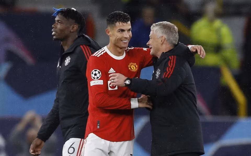 Cristiano Ronaldo ăn mừng sau trận đấu với huấn luyện viên Ole Gunnar Solskjaer. (Ảnh: REUTERS)