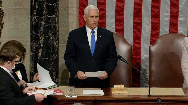 Phó Tổng thống Mike Pence chủ trì cuộc họp của Quốc hội Mỹ trong vai trò Chủ tịch Thượng viện. (Ảnh: CNN) Quốc hội Mỹ xác nhận ông Joe Biden thắng cử -0