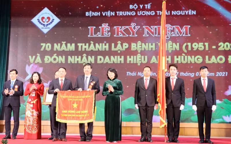 Phó Chủ tịch nước Đặng Thị Ngọc Thịnh trao danh hiệu cao quý cho Bệnh viện Trung ương Thái Nguyên.