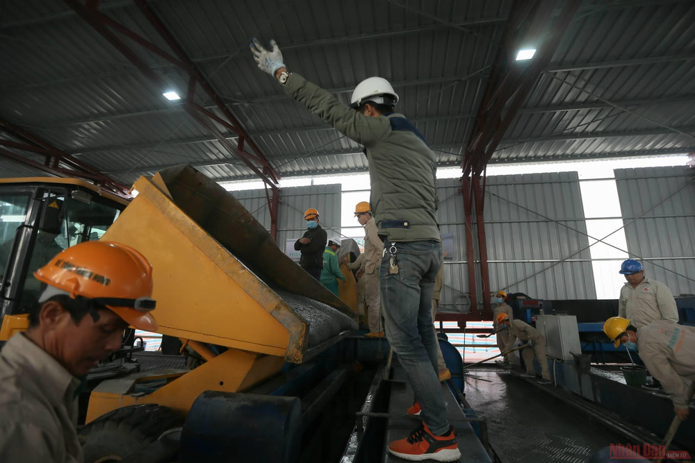 Trong lúc làm dự án, các đơn vị thi công đã thiết kế hai mái che để bảo đảm các điều kiện thi công giúp đẩy nhanh tiến độ. (Ảnh: HÀ NAM) 11_sua_cau_thang_long_Ha_Nam-1610007213834.jpg