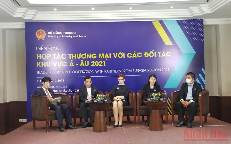 Các diễn giả thảo luận về các cơ hội kinh doanh tại khu vực Á-Âu.