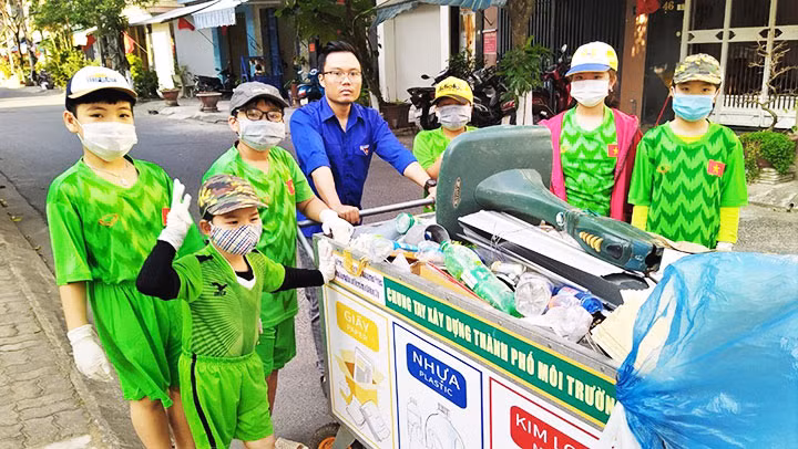 Các thành viên trong một chuyến thu gom rác để gây quỹ cho hoạt động an sinh xã hội.