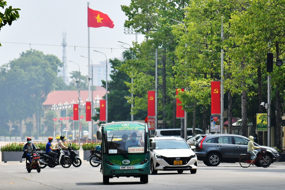 Văn phòng Quốc hội huy động xe điện để hỗ trợ phóng viên di chuyển từ Trung tâm Báo chí sang Nhà Quốc hội. Bảo đảm phòng dịch khi tác nghiệp tại Kỳ họp thứ nhất Quốc hội khóa XV -0