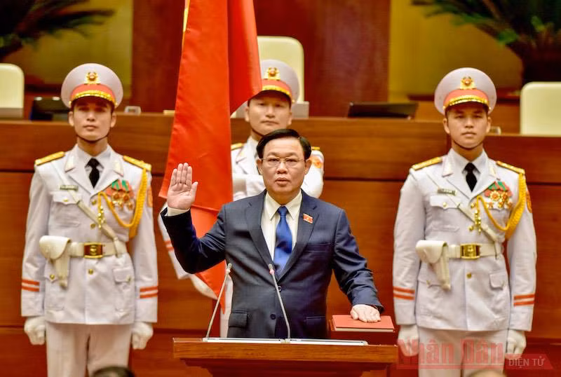 Chủ tịch Quốc hội Vương Đình Huệ thực hiện nghi lễ tuyên thệ nhậm chức. Ảnh: QUANG HOÀNG