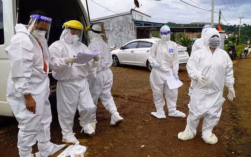 Trung tâm kiểm soát bệnh tật tỉnh Đắk Nông tăng cường 50 cán bộ, nhân viên y tế đến huyện Đắk R’Lấp truy vết, dập dịch.