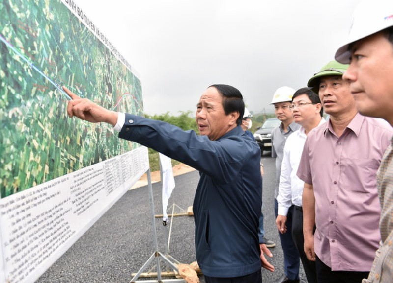 Phó Thủ tướng Lê Văn Thành kiểm tra thực địa tuyến dự án cao tốc Mai Sơn-Quốc lộ 45.