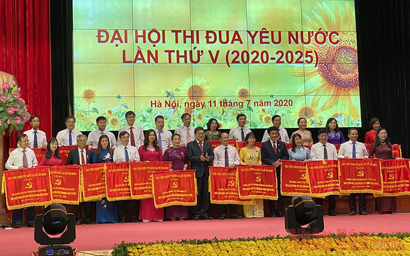 Lãnh đạo Học viện CTQG Hồ Chí Minh trao tặng Cờ thi đua cấp Học viện. Hệ thống các trường chính trị phát động thi đua yêu nước giai đoạn 2020-2025 -0