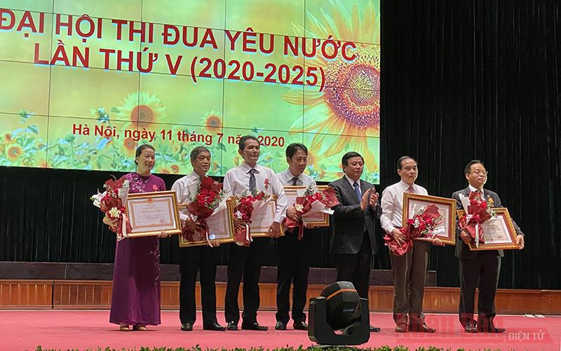 Đồng chí Nguyễn Xuân Thắng trao tặng huân chương cho các cá nhân. Hệ thống các trường chính trị phát động thi đua yêu nước giai đoạn 2020-2025 -0