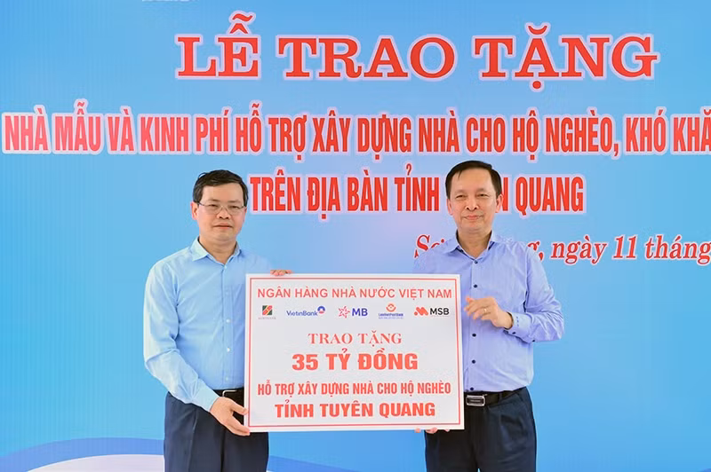 Trao biểu trưng hỗ trợ kinh phí xây dựng nhà ở cho hộ nghèo trên địa bàn tỉnh Tuyên Quang.