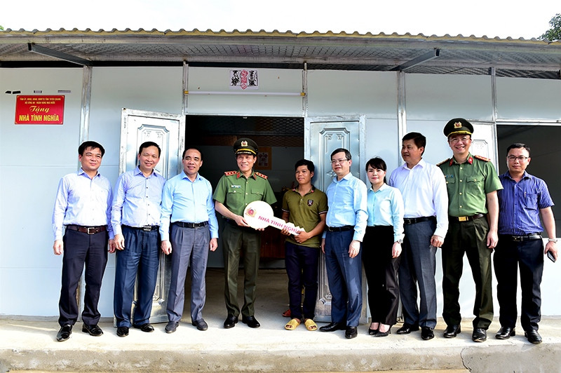 Lãnh đạo Bộ Công an, lãnh đạo Ngân hàng Nhà nước Việt Nam và lãnh đạo tỉnh Tuyên Quang bàn giao nhà cho gia đình anh Ma Văn Bình, thôn Dõn, xã Minh Thanh, huyện Sơn Dương, tỉnh Tuyên Quang. Trao hỗ trợ xây dựng 1.400 căn nhà tình nghĩa cho người nghèo tại Tuyên Quang -0