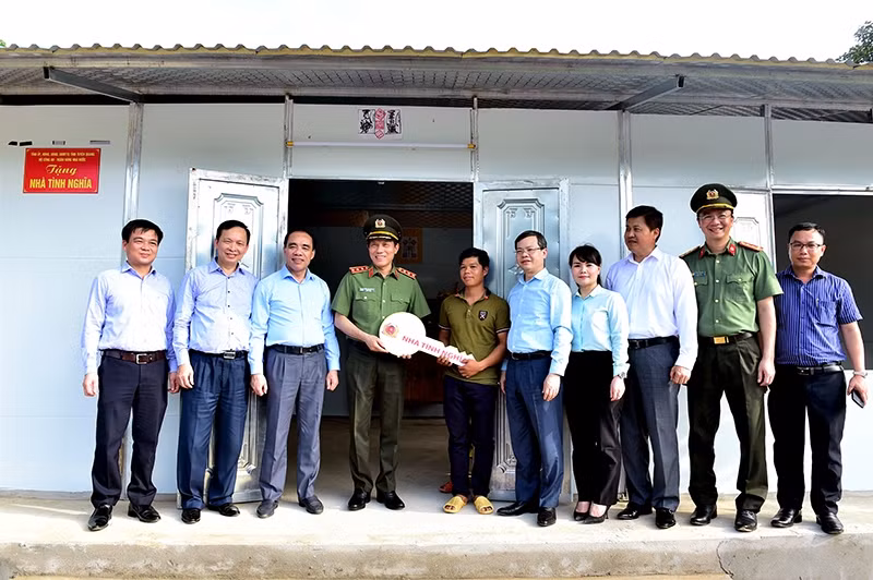 Trao hỗ trợ xây dựng 1.400 căn nhà tình nghĩa cho người nghèo tại Tuyên Quang -0