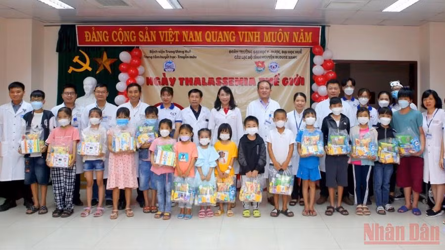 Công đoàn Bệnh viện Trung ương Huế phối hợp nhiều đơn vị liên quan tổ chức thăm hỏi, tặng quà cho các bệnh nhân nhân kỷ niệm ngày Thalassemia. (Ảnh: NHẬT TÂN)