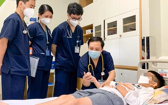 TS, BS Đỗ Ngọc Duy khám cho bệnh nhi. 