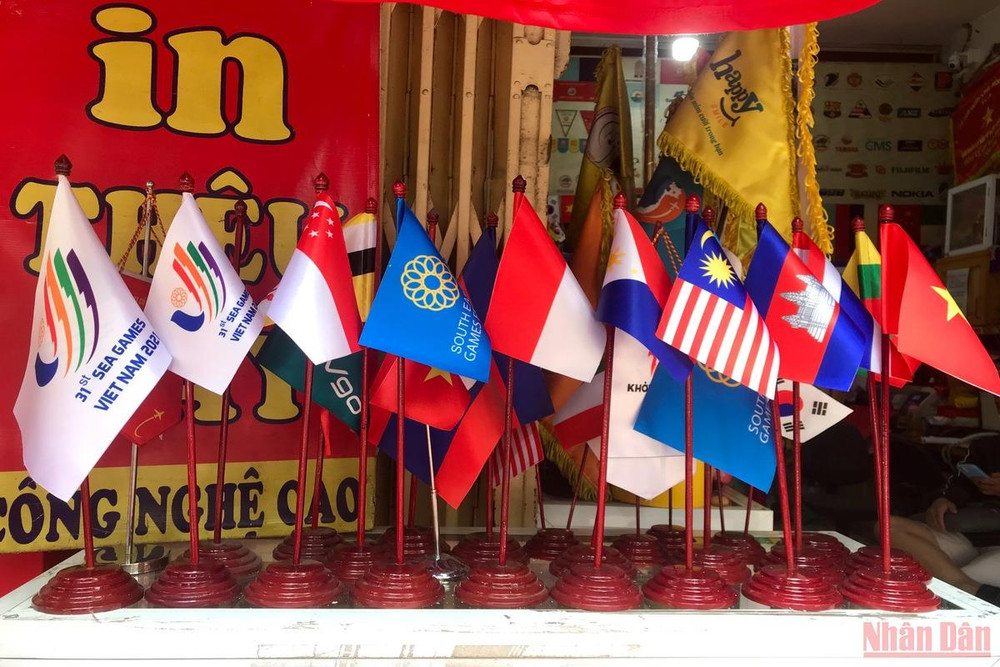Những lá cờ rực rỡ sắc màu được bày bán tại các cửa hàng. ảnh 4.jpeg -0