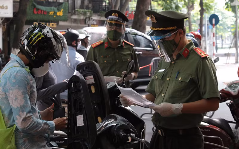 Người dân được cấp Giấy đi đường phải khai báo y tế qua website trước khi tham gia giao thông.