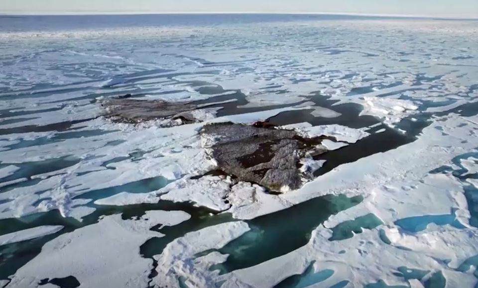 Hòn đảo nhỏ ngoài khơi bờ biển Greenland được hé lộ khi lớp băng chuyển động. (Ảnh: Reuters)