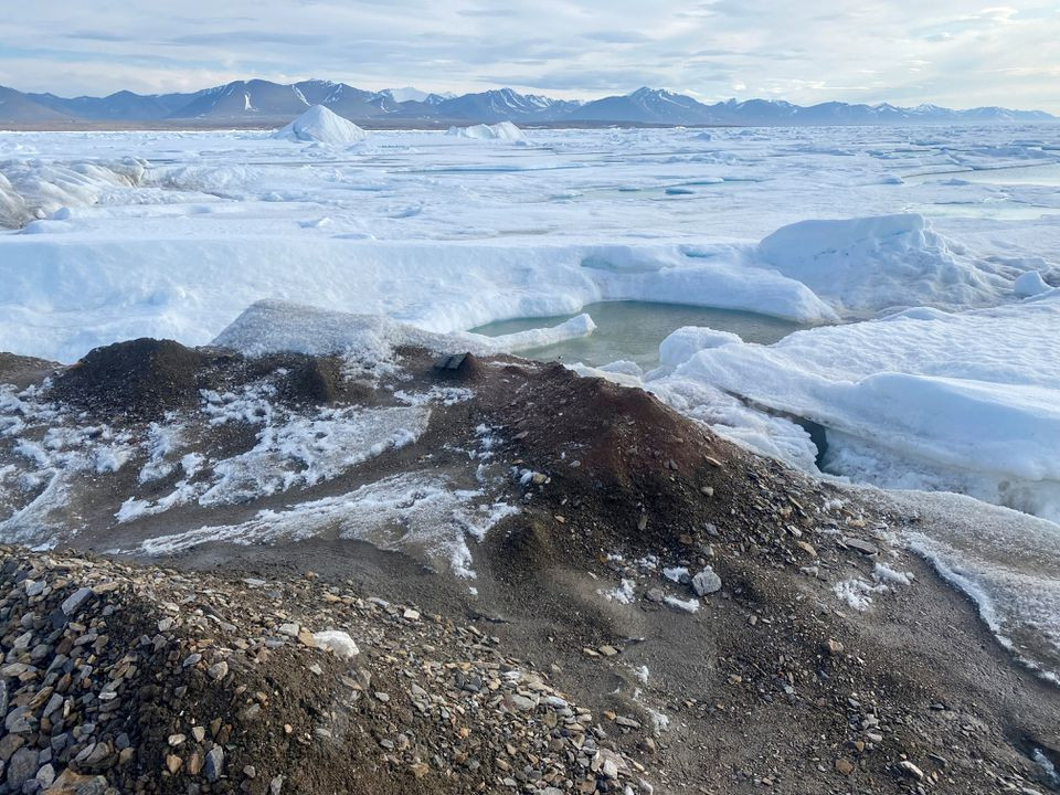 Quang cảnh hòn đảo nhỏ vừa được phát hiện ngoài khơi Greenland. (Ảnh: Reuters). Khám phá một hòn đảo ở cực bắc của trái đất khi băng tan -0
