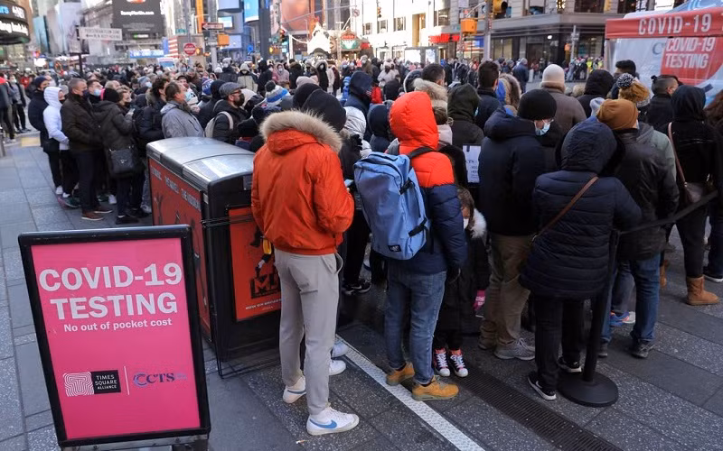 Xếp hàng chờ xét nghiệm Covid-19 ở Quảng trường Thời đại, thành phố New York, Mỹ. (Ảnh: Reuters)