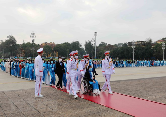 Hình ảnh các đại biểu phụ nữ vào Lăng viếng Chủ tịch Hồ Chí Minh. (Ảnh: An Đăng/TTXVN) Các đại biểu dự Đại hội đại biểu Phụ nữ toàn quốc lần thứ XIII vào Lăng viếng Chủ tịch Hồ Chí Minh -2