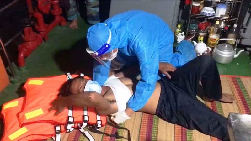 Nạn nhân được cấp cứu, vào bờ kịp thời.