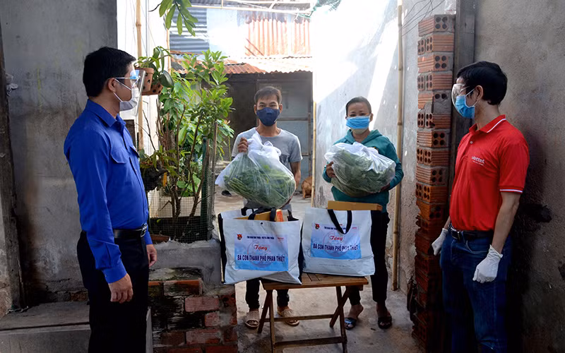 Đại diện Tỉnh đoàn Bình Thuận cùng nhà tài trợ trao quà cho các gia đình ở phường Đức Nghĩa, TP Phan Thiết gặp khó khăn, bị mất việc làm do ảnh hưởng bởi dịch Covid-19. 
