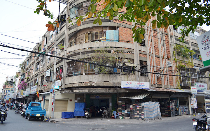 Chung cư cũ tại đường Thủ Khoa Huân, quận 1, thành phố Hồ Chí Minh. Nhiều băn khoăn về quy định thời hạn sử dụng nhà chung cư -0