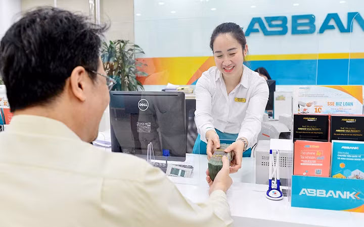 Giao dịch tại Ngân hàng ABBank.
