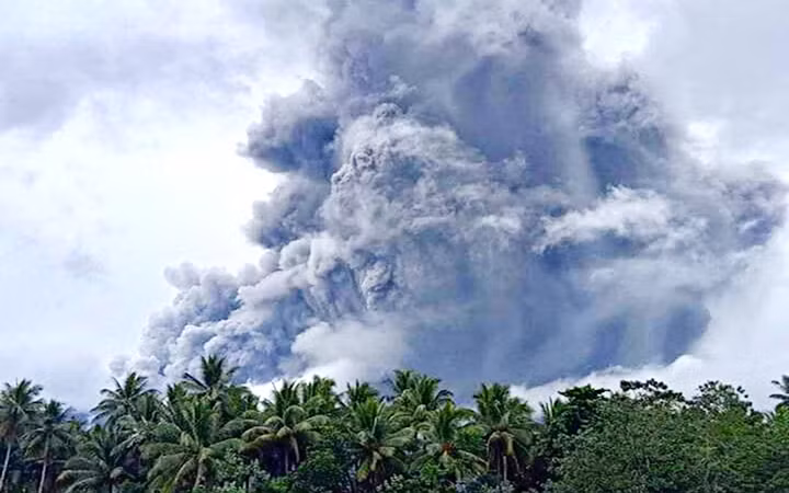 Núi lửa Bulusan phun tro bụi. (Ảnh: BICOL EXPRESS NEWS)