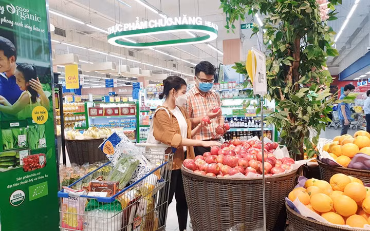 Lựa chọn mua sắm tại một siêu thị Co.opmart.