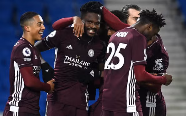 Các cầu thủ Leicester mừng trận thắng Brighton 2-1.