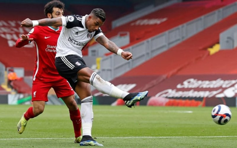 Cú sút mang lại bàn thắng cho Fulham của Lemina (áo trắng).