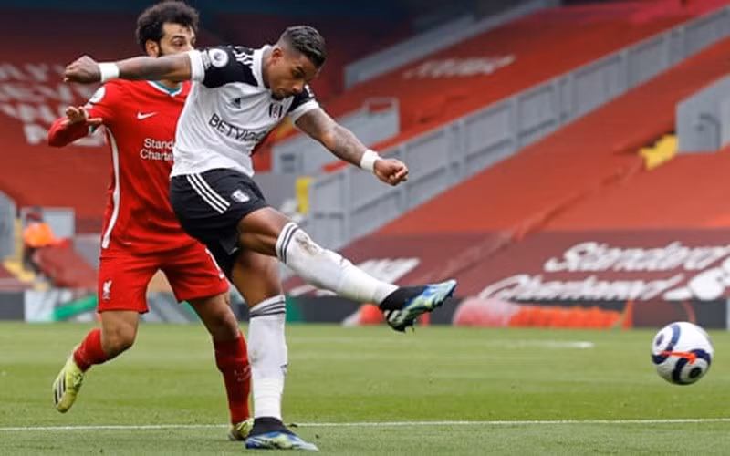 Cú sút mang lại bàn thắng cho Fulham của Lemina (áo trắng).