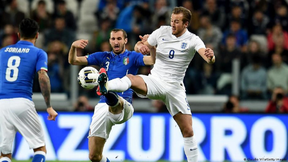 Harry Kane và Giorgio Chiellini đối đầu nhau lần đầu tiên ở cấp độ đội tuyển vào năm 2015. (Ảnh: Getty Images) Những ''điểm nóng'' đối đầu trên sân ở chung kết EURO 2020 -0