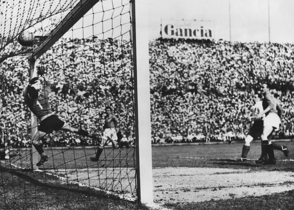 Stan Mortensen đánh bại thủ môn Valerio Bacigalupo của Italia để ghi bàn thắng mở tỷ số cho tuyển Anh ngay ở phút thứ 4 trận giao hữu tại Stadio Comunale, Turin, tháng 5/1948. Bàn thắng tiếp sau đó của Tommy Lawton kèm cú đúp trong hiệp hai của Tom Finney giúp Anh thắng chung cuộc 4-0. Đây cũng là chiến thắng đậm nhất của “Tam sư” trước "Azzurri" trong lịch sử 88 năm đối đầu. (Ảnh: Getty Images) Những khoảnh khắc đáng nhớ trong lịch sử đối đầu Italia - Anh -0