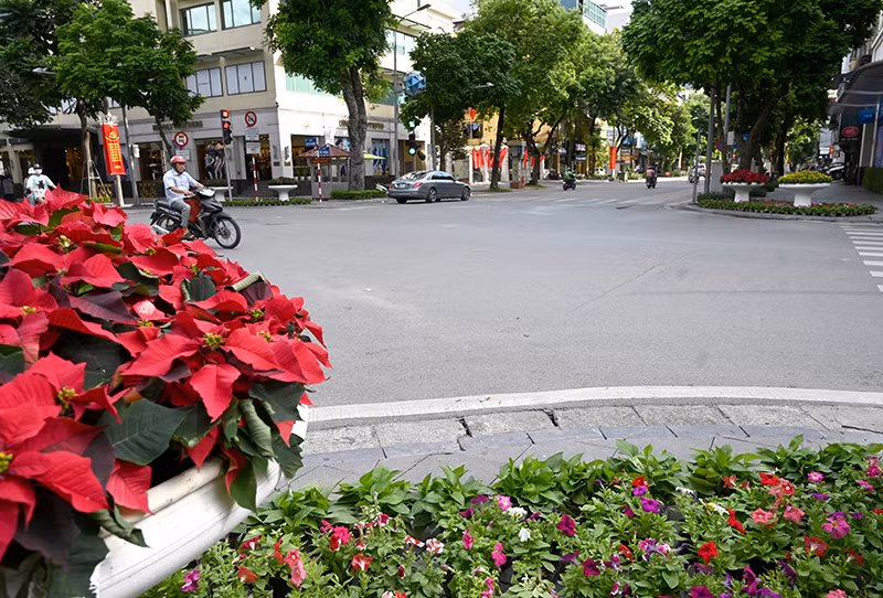 Đường phố Hà Nội rực rỡ cờ hoa chào mừng các sự kiện lớn -0