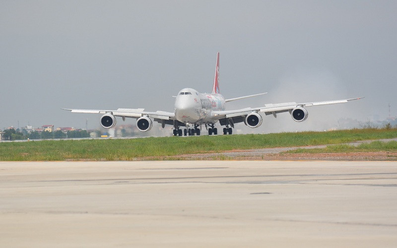 Chuyến bay số hiệu CV7923 của hãng hàng không Cargolux (máy bay Boeing 747 8F- code F) là chuyến bay đầu tiên hạ cánh trên đường băng 1B sân bay Nội Bài sau khi hoàn thành cải tạo, nâng cấp.