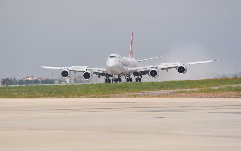Chuyến bay số hiệu CV7923 của hãng hàng không Cargolux (máy bay Boeing 747 8F- code F) là chuyến bay đầu tiên hạ cánh trên đường băng 1B sân bay Nội Bài sau khi hoàn thành cải tạo, nâng cấp.