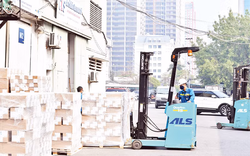 Bốc xếp hàng hóa tại cảng ICD Mỹ Đình. Ảnh: MINH HÀ