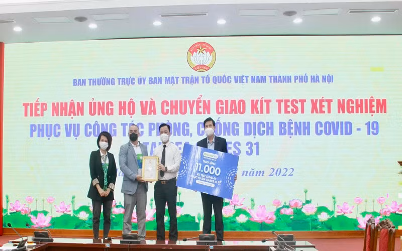 Mặt trận Tổ quốc thành phố Hà Nội tiếp nhận và chuyển giao 11 nghìn kít xét nghiệm từ Công ty Dược phẩm Pharmacity.
