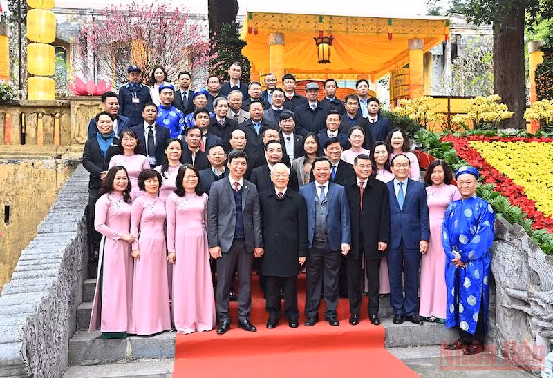 Tổng Bí thư Nguyễn Phú Trọng dâng hương tại Khu Di sản Hoàng thành Thăng Long -0