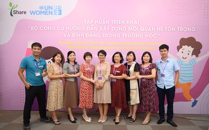 Các đại biểu tham gia khóa tập huấn nâng cao hiểu biết về các hình thức bạo lực trên cơ sở giới tại học đường.