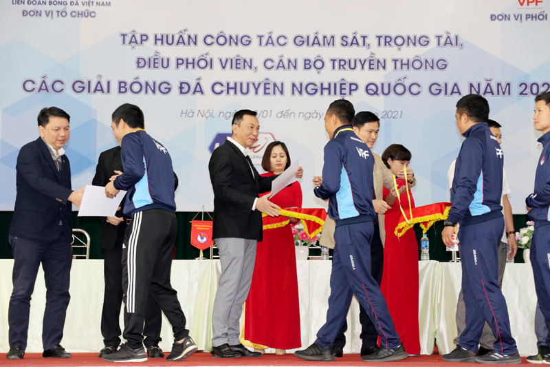 Lãnh đạo LĐBĐVN trao giấy chứng nhận hoàn thành chương trình tập huấn cho các giám sát, trọng tài. Lực lượng giám sát, trọng tài sẵn sàng cho mùa giải mới 2021 -0