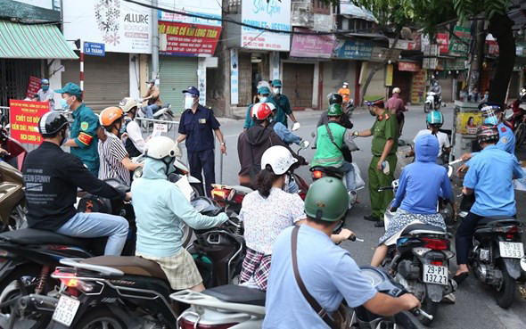 Dù đang thời gian thực hiện giãn cách, nhưng vẫn còn khá nhiều ra đường mà không có lý do chính đáng tại Hà Nội.