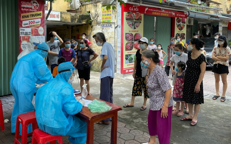 Cán bộ y tế TP Hải Dương lấy mẫu xét nghiệm SARS-CoV-2 cho khu dân cư có nguy cơ lây nhiễm cao.