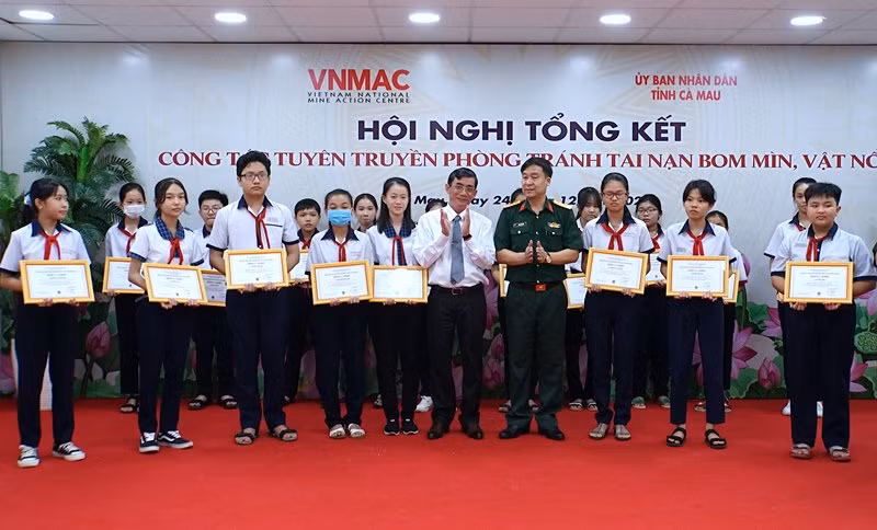 Ban tổ chức trao thưởng cho các thí sinh đoạt giải.