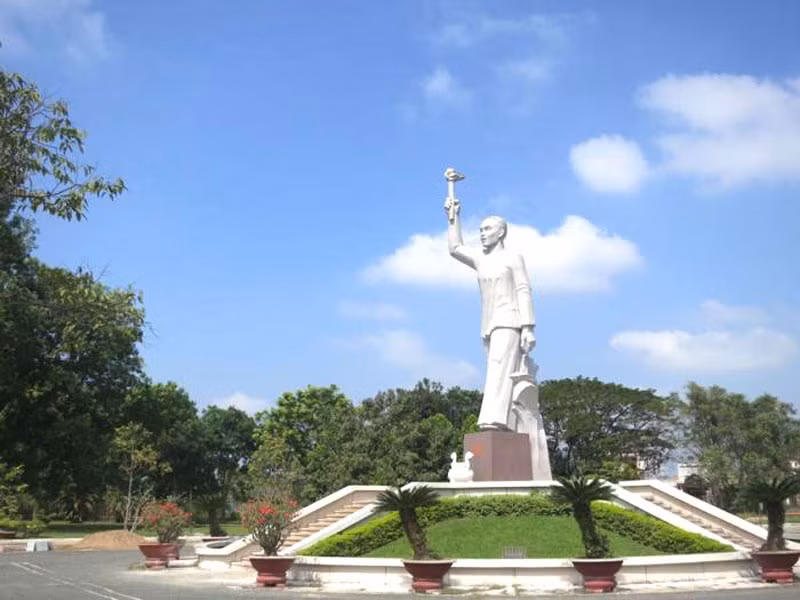 Tượng đài đồng chí Võ Văn Tần ở ngã tư Đức Hòa, huyện Đức Hòa. (Nguồn: baolongan.vn)