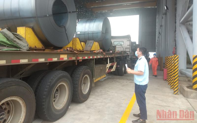 Công tác kiểm tra, rà soát hàng hóa được thực hiện nhanh gọn nhờ giảm tải các giấy tờ, thủ tục không cần thiết. Công tác kiểm tra, rà soát hàng hóa được thực hiện nhanh gọn nhờ giảm tải các giấy tờ, thủ tục không cần thiết.