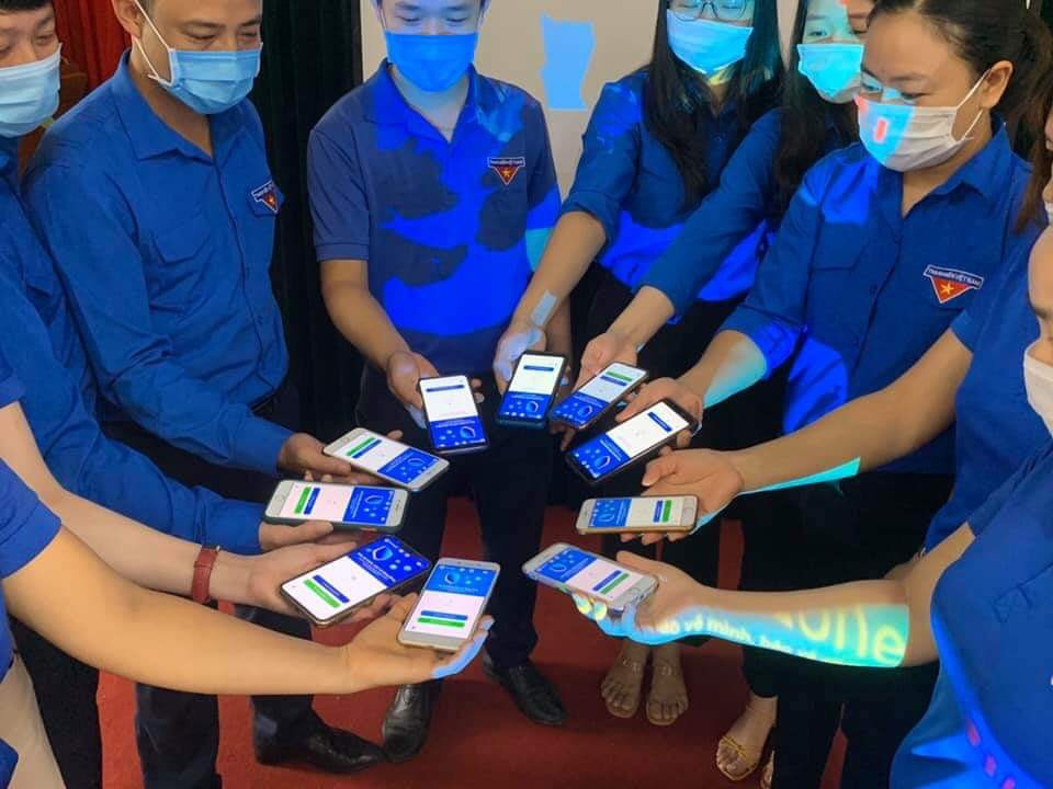 Thanh niên tình nguyện là lực lượng xung kích trong cuộc vận động toàn dân cài đặt Bluezone. 