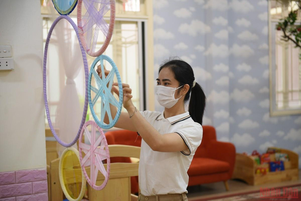 Trang trí lại lớp học. (ẢNH: SƠN BÁCH) Trường mầm non Hà Nội sẵn sàng đón trẻ quay lại lớp -0